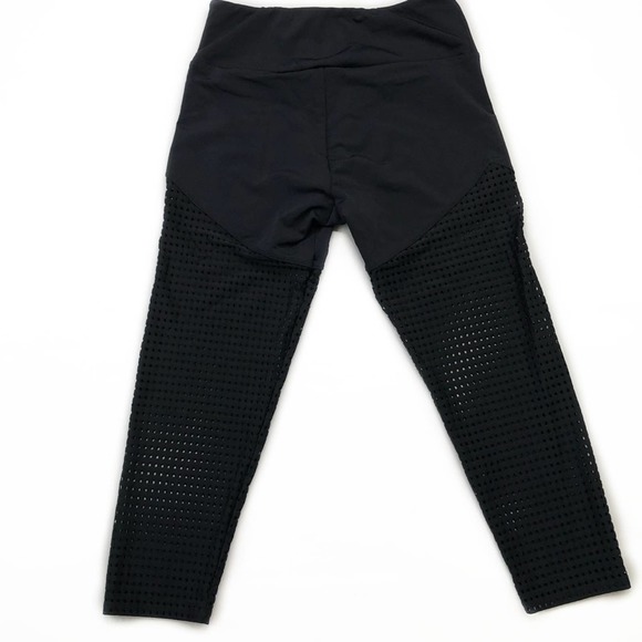 Onzie Capri Laser Cut Yoga Leggings in Black S/M - Picture 4 of 8